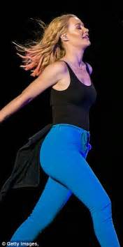 iggy azalea shows off her curves in tight blue trousers at canadian music festival daily mail