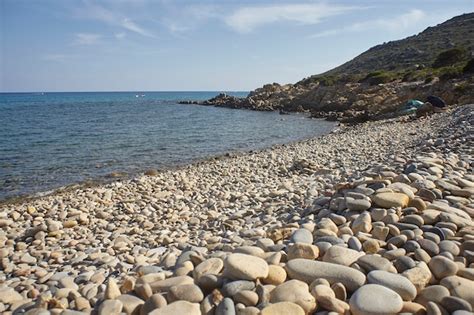 herrlicher blick auf den strand punta molentis auf sardinien aufgenommen im sommer premium foto