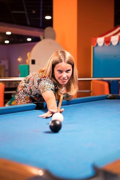 Free Photo Front View Woman Playing Billiard