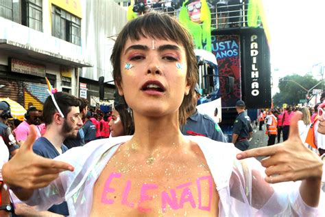 celebridades carnaval maria casadevall deixa seios  mostra  escrito elenao em bloco
