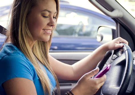 young female drivers  susceptible  texting  driving study