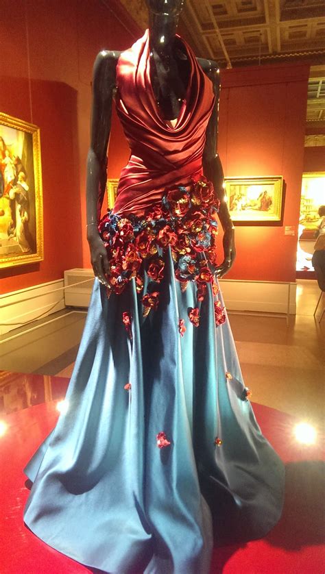 Пародоксальное сочетание красного и синего Платье яркое