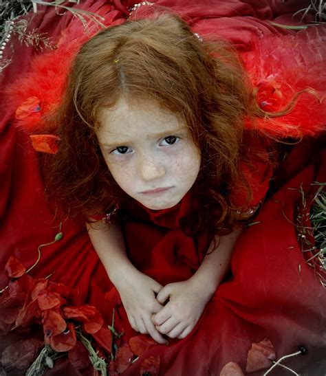 무료 이미지 사람 소녀 여자 꽃 초상화 모델 빨간 색깔 의류 레이디 빨강 머리 얼굴 캠프 눈 피부