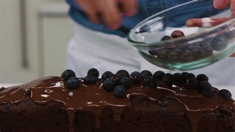 chocoladecake met blauwe bessen en banaan stap mp video allerhande belgie albert heijn