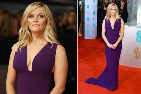 reese witherspoon flashes gapboob at the baftas 2015 daily star