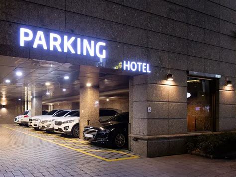 ingenious ways  save  aiport parking  travel season