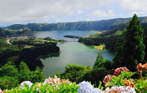 twin lakes  sete cidades    natural wonders  portugal uncover travel