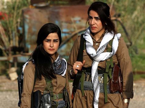 صور جميلات الأكراد يحتفلن بعيد نوروز بالأسلحة