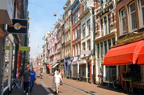 de nieuwe hoogstraat  amsterdam  busy shopping street   city centre  guides