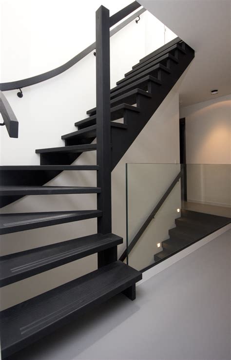 zwart houten vaste trap vt trappenkopennl