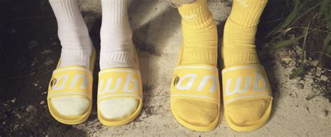 leuk voor anwb stelletjes de gele campingslippers en sokken met anwb logo
