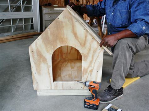 build  simple  frame doghouse dog house plans wood dog house snoopy dog house