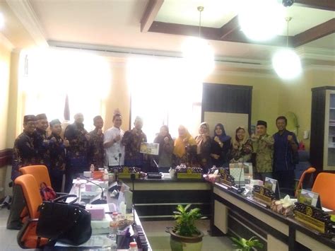 komisi  dprd kota surabaya terima audiensi bkspais dr mukhrojin