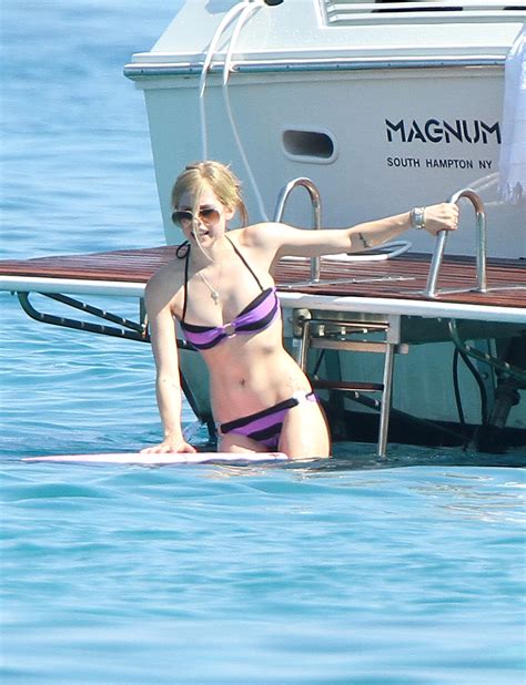 Hot Avril Lavigne Shows Off Sexy Bikini Body