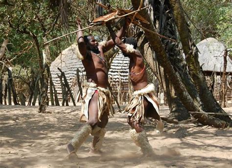 zulu warrior mock battle fotografía de gooderson dumazulu lodge and
