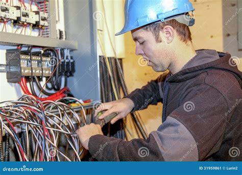 jonge elektricien stock afbeelding image  kabels doos
