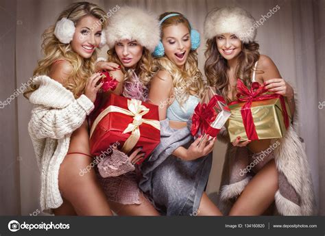 chicas sexy con regalos — foto de stock © pawelsierak 134160820