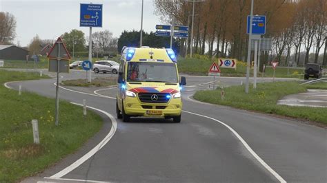 ambulance rijdt volledige rit met luchthoorn ambulances met spoed  omgeving zuid holland