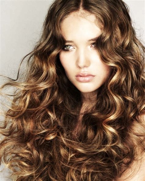 7 super cute curly hairstyles for fall that you ve got to
