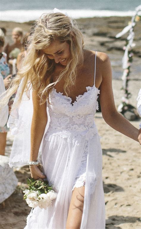Under 1 000 Beach Wedding Dresses 23 Romantic Wedding Dresses For