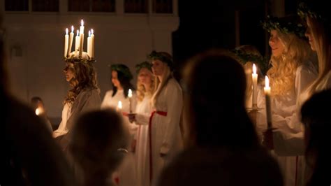 Santa Lucia In Schweden Der Festliche Einzug Der Lichterkönigin Mit