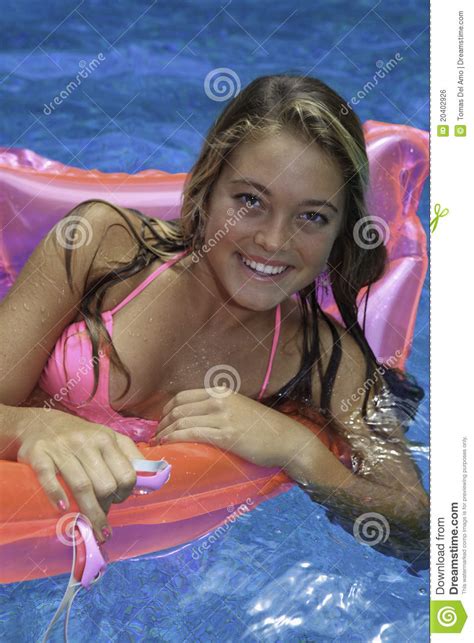 menina adolescente no biquini cor de rosa em um flutuador foto de stock imagem de rosa sorrir
