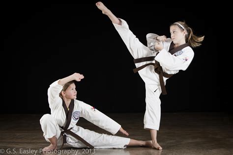 masauestue tekmelemek doevues sanatlari karate kilic yesil kusak