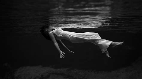 4580899 Water Barefoot Underwater Women Monochrome Wallpaper