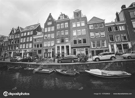 amsterdam nederland typisch straat van het oude centrum van amsterdam met autos geparkeerd