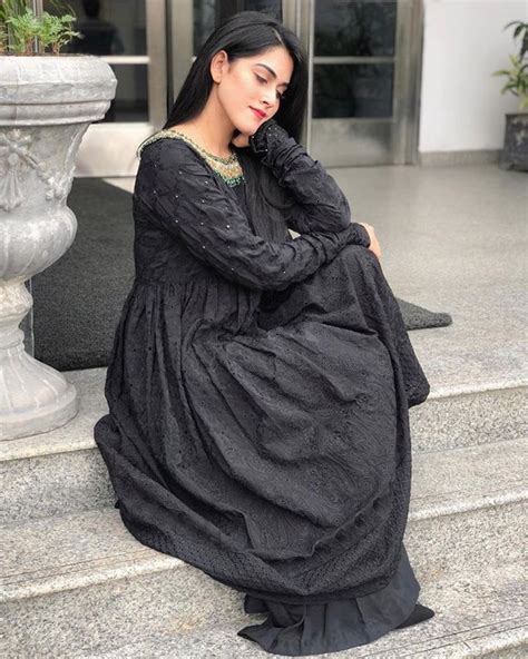 hibba waqar pakistani actress beautiful women naturally fashion
