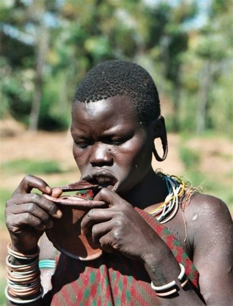 People Of The Mursi Tribe In Ethiopia 14 Pics