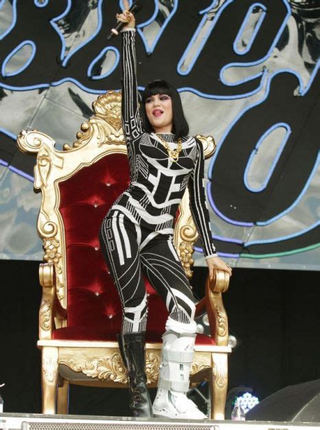 Jessie J Sings Through The Pain At Amazing Glastonbury 2011 Metro News