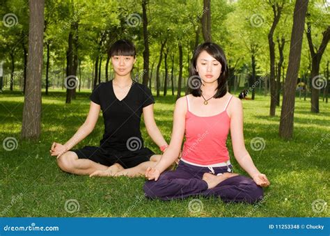 Japanska Yoga Tjejer Högkalifornien