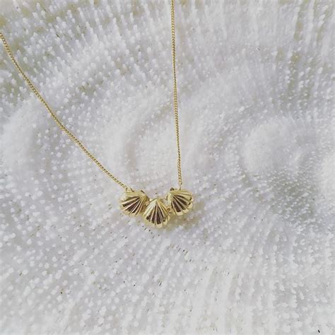 Triple Shell Necklace Gold – Momocreatura