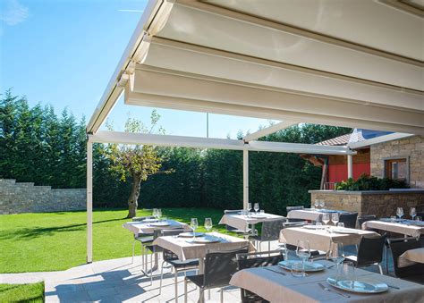 Disponibile in molteplici colorazioni, personalizzabile con tessuto . Tenda giardino Nuvola modello Parete con guida e telo onda scorrevole