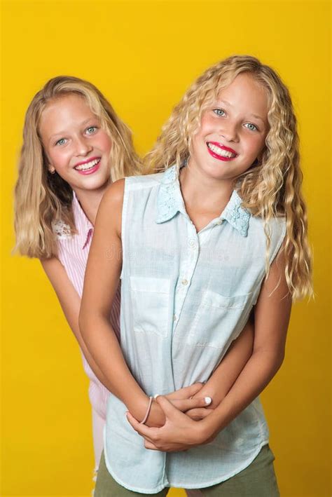 blonda tvillingar tjejer poserar av segel erotiska och porrfoton