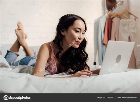 Aantrekkelijke Aziatische Vrouw Liggend Bed Het Gebruik Van Laptop ⬇