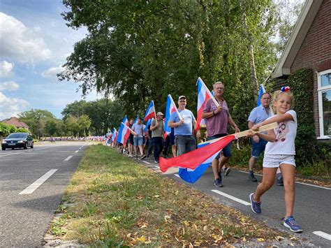 honderden mensen nemen deel aan stille tocht tegen komst azc  albergen foto adnl