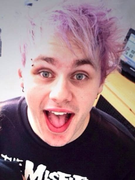 Lilac The 5sos Star Has No Problem Showing Off His Feminine Side He