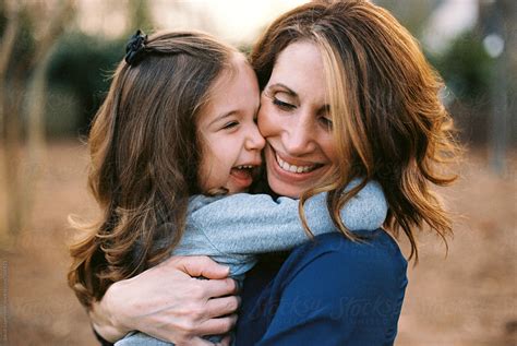 mother and daughter holding each other and smiling del colaborador de