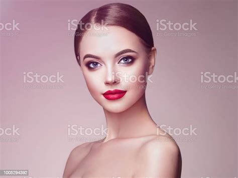 Kuvapankin Valokuva Otsikolla Kaunis Nainen Kasvot Täydellinen Meikki