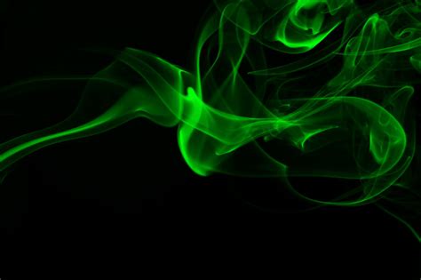résumé de fumée verte sur fond noir concept d obscurité photo premium