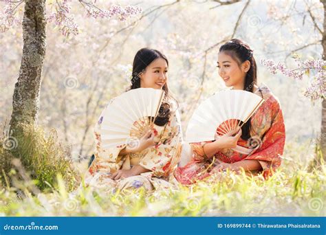 Två Japanska Flickor Med Kimono Och Vitt Slag Vacker Kvinna Med