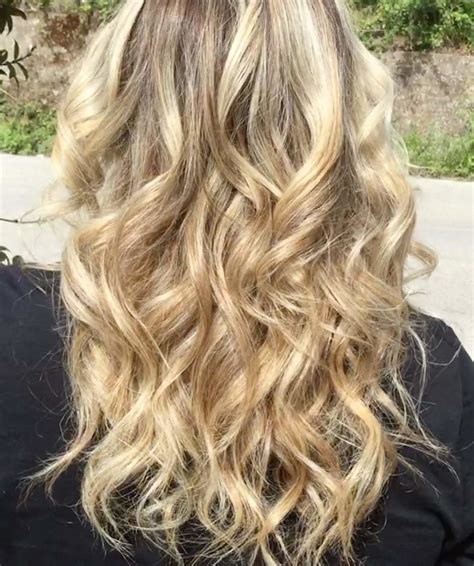 Ha eliminato completamente il riflesso dorato, portando il biondo platino ad una gradazione fredda veramente glamour. Biondoâ¦il colore piÃ¹ amato | Rebecca Hair Fashion