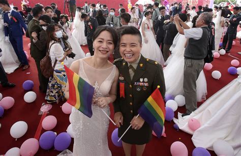 2 Same Sex Couples In Military Marry In First For Taiwan