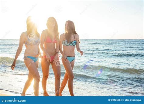 Drie Meisjes Die Pret Op Strand Hebben Stock Foto Image Of