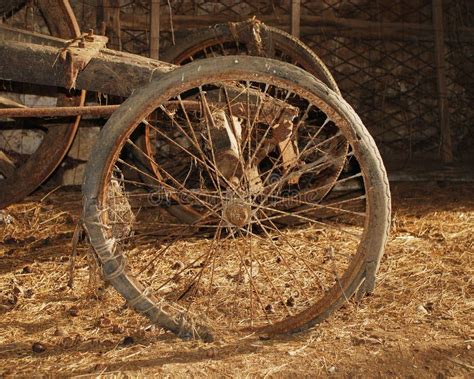 wiel op oude houten kar stock foto image  landbouw