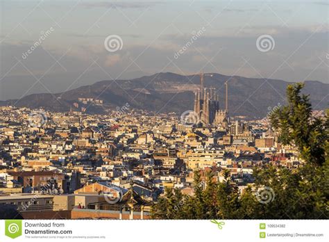 panorama van de stad van barcelona bij zonsondergang van de dag redactionele fotografie image
