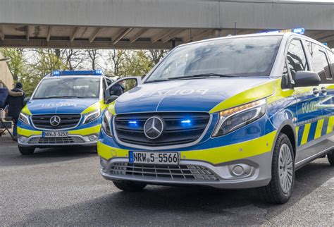 polizei nrw erhaelt  neue einsatzfahrzeuge blaulicht magazinnet