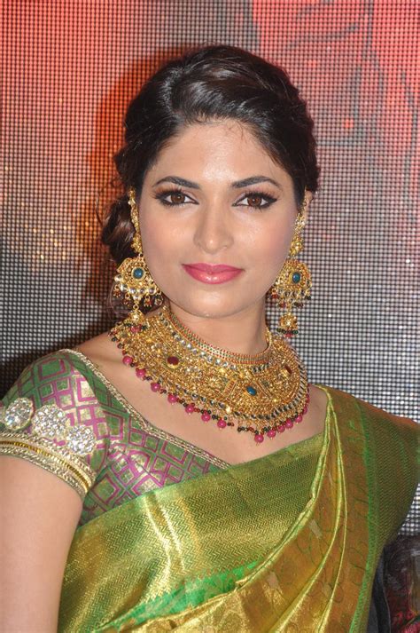 parvathy omanakuttan at palam silkine fashion show tamil cinema news